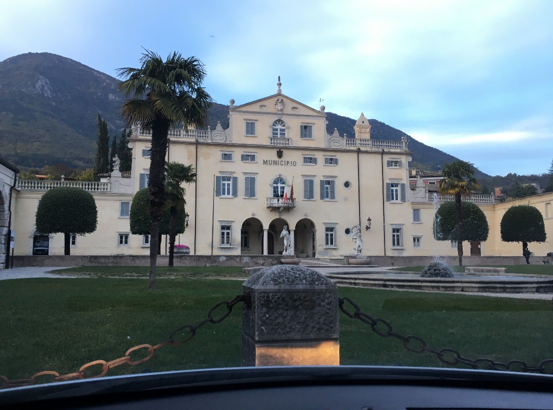 Villa Carlotti - Municipio di Caprino Veronese Villa Carlotti - Municipio di Caprino Veronese