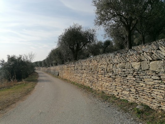 il fascino di una stradina fiancheggiata da una spettacolare geometria di Muretto a secco il fascino di una stradina fiancheggiata da una spettacolare geometria di Muretto a secco