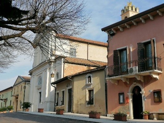 Chiesa e piazza di Bure Chiesa e piazza di Bure