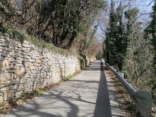 Via Valle in direzione Vecchia chiesa di cavalo Via Valle in direzione Vecchia chiesa di cavalo
