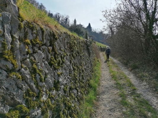 stradina in salita per Mazzano chiesa e arpa eolica stradina in salita per Mazzano chiesa e arpa eolica