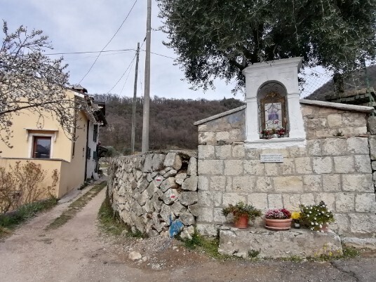 Capitello a Quena tenere la destra e dopo 50 mt vai a sx Capitello a Quena tenere la destra e dopo 50 mt vai a sx