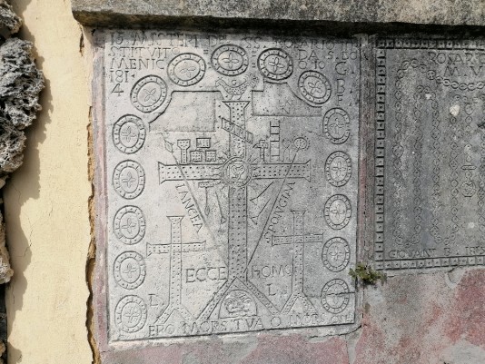 Particolarità capitello simboli religiosi Forlago Particolarità capitello simboli religiosi Forlago