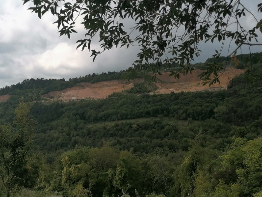 uscita per Gravazzo Cave sullo sfondo uscita per Gravazzo Cave sullo sfondo