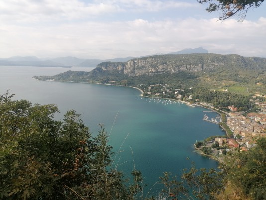 Garda e Punta San Vigilio da Rocca Garda e Punta San Vigilio da Rocca