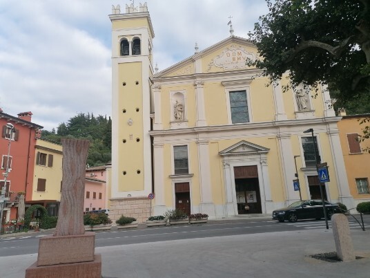 chiesa di Garda vicino alla partenza per la Rocca chiesa di Garda vicino alla partenza per la Rocca