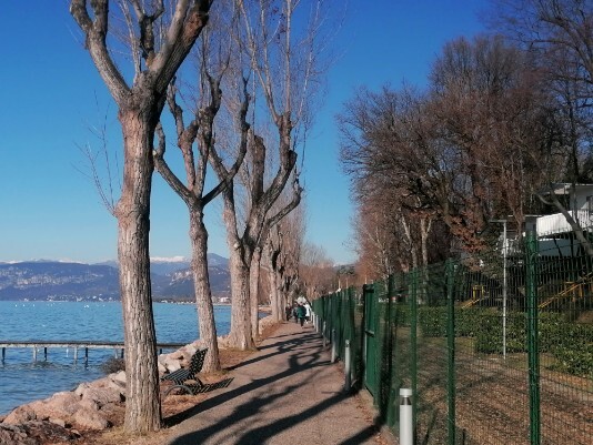 sulla destra i campeggi sulla destra i campeggi