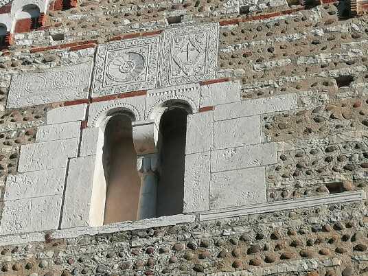 simboli religiosi facciata chiesa Cisano simboli religiosi facciata chiesa Cisano