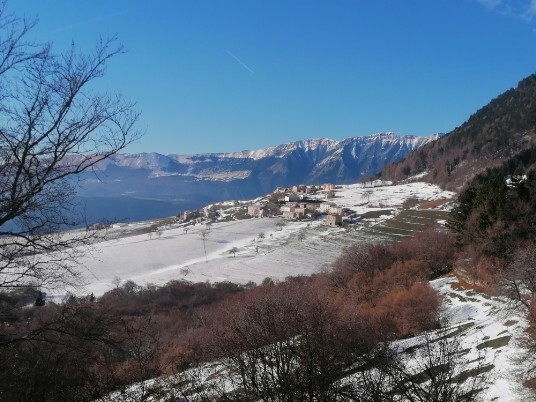 Contrada Tommasi sullo sfondo il Monte Baldo Contrada Tommasi sullo sfondo il Monte Baldo