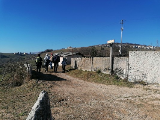 deviamo a sx in direzione Pontarola sinpatico e bello il percorso deviamo a sx in direzione Pontarola sinpatico e bello il percorso