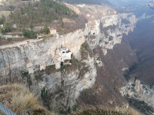suggestiva immagine del santuario Madonna della Corona suggestiva immagine del santuario Madonna della Corona