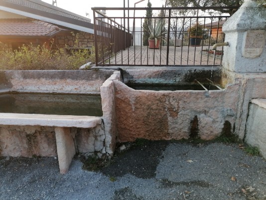 Dosso lavatoio e acqua del Bogon Dosso lavatoio e acqua del Bogon