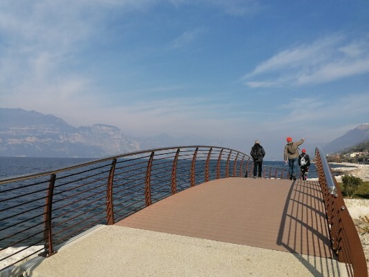 ponte sulla ciclabile/pedonale direzione Brenzone ponte sulla ciclabile/pedonale direzione Brenzone