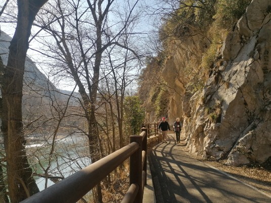 fiume stradina rocce Adige fiume stradina rocce Adige