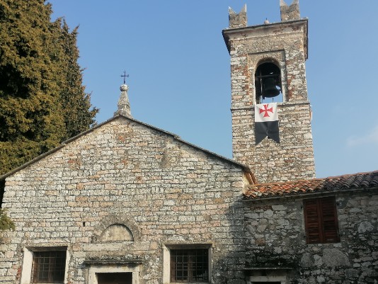 San Zeno in Poia chiesa Bandiera templari San Zeno in Poia chiesa Bandiera templari