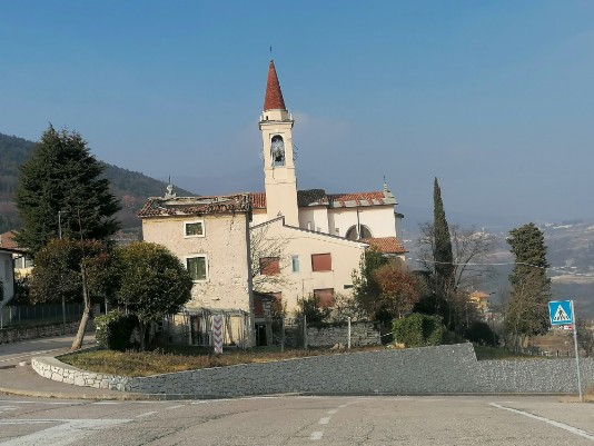 parcheggio vicino a Chiesa di Mazzurega parcheggio vicino a Chiesa di Mazzurega