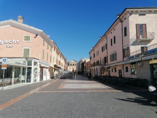 Viale e chiesa di Bardolino Viale e chiesa di Bardolino