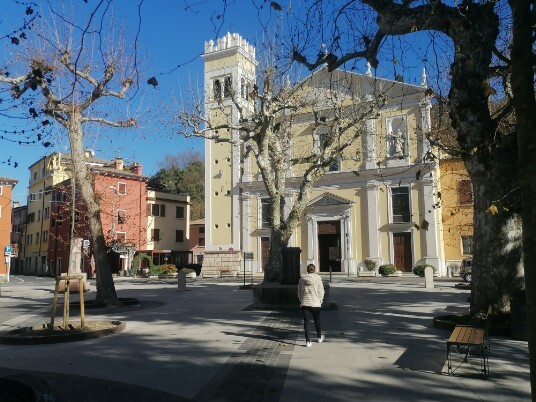 Garda piazza chiesa Garda piazza chiesa