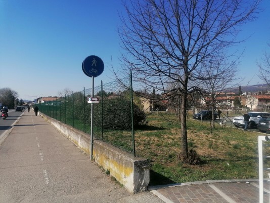 a dx indicazione passare dal parcheggio e alla fine immettersi a sx su stradina a dx indicazione passare dal parcheggio e alla fine immettersi a sx su stradina