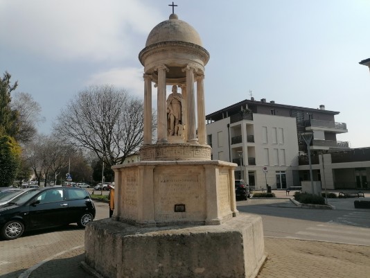 capitello si San Rocco in piazza a Pedemonte capitello si San Rocco in piazza a Pedemonte