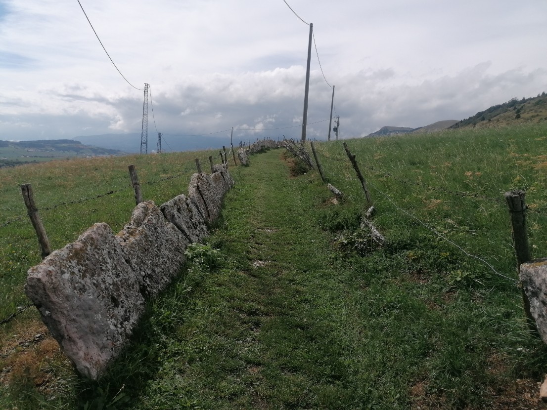 Lastre di pietra sentiero stradina Lastre di pietra sentiero stradina