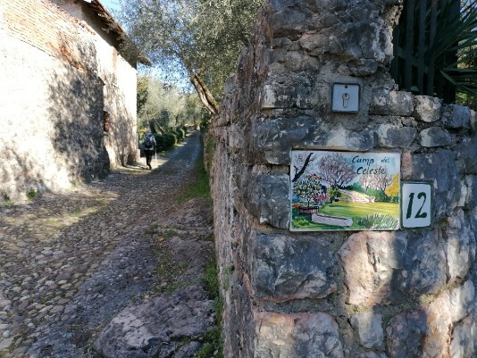 stradina in salita direzione Crero ciottoli stradina in salita direzione Crero ciottoli
